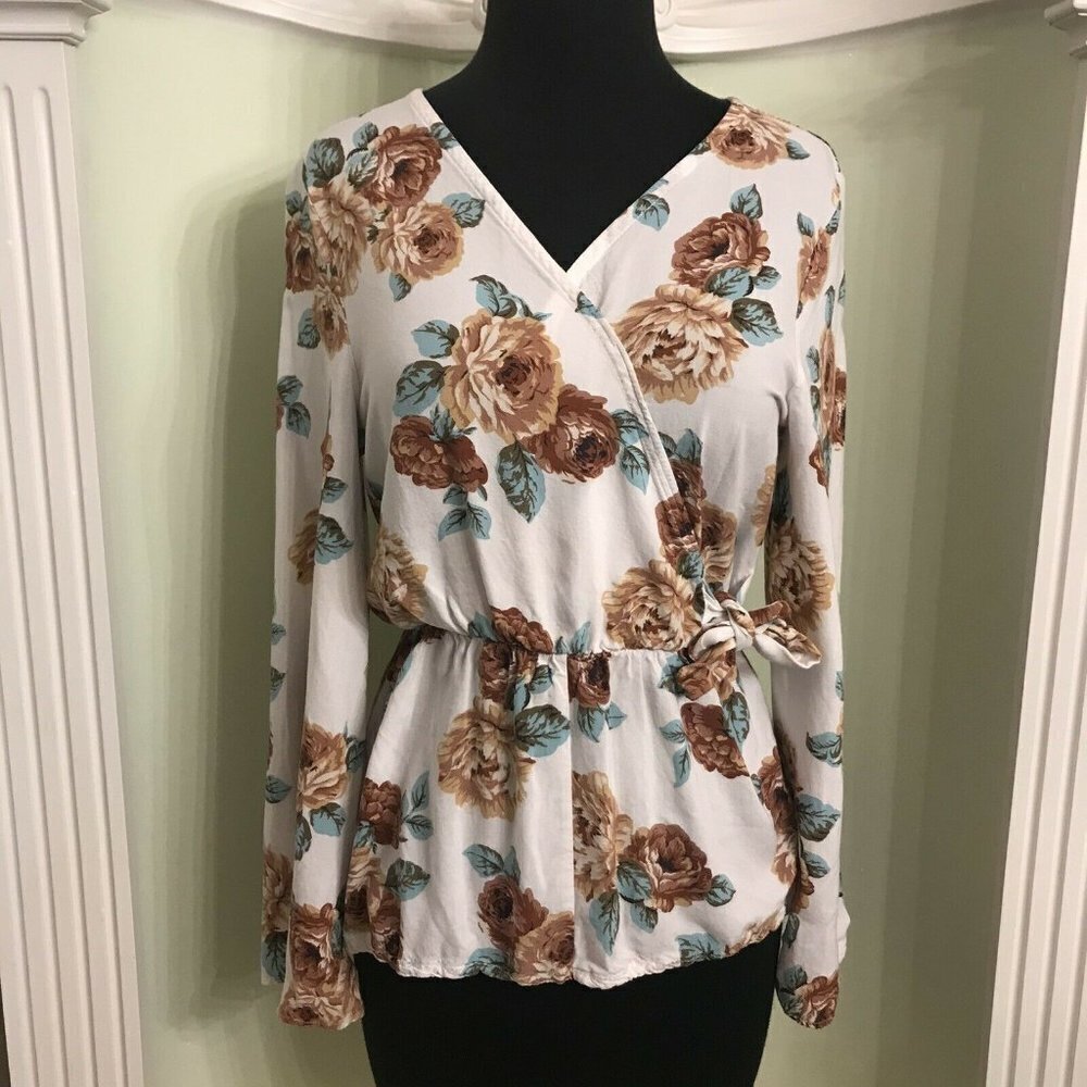 No Brand. Size Small. Floral Long Sleeve Top w/Tie Accent. Elastic Waist. B23